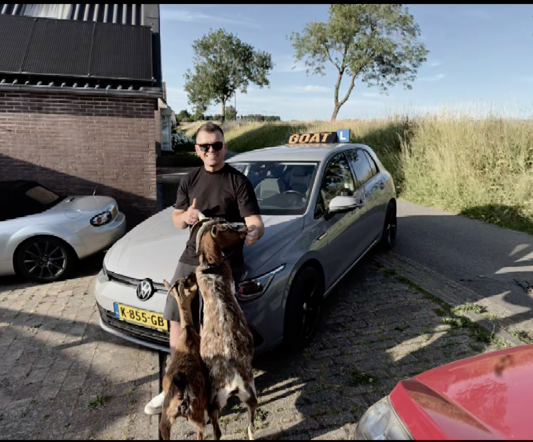 Emir, jouw vaste rij-instructeur bij GOAT on the Road, voor de lesauto